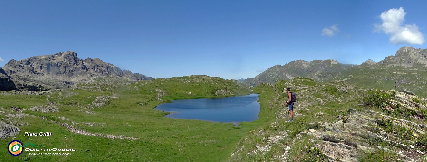 26 E ci godiamo il maggiore dei Laghi del Poris (2176 m) incontrando qui gli amici Gilberto e Bepino .jpg